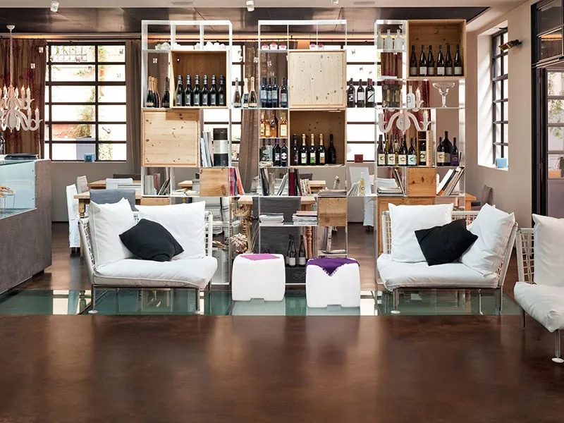 living room with a well-stocked liquor bar, featuring comfortable seating, warm lighting, and stylish decor
